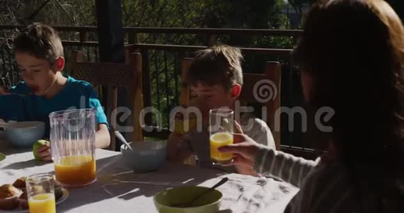 家人一起在户外吃早餐视频的预览图