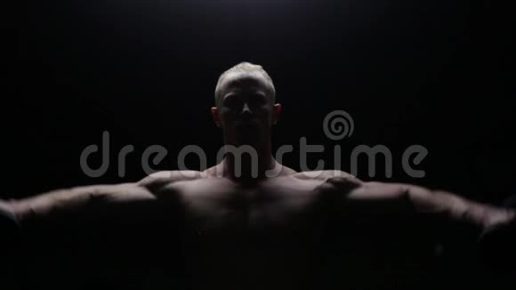 戴哑铃的肌肉男视频的预览图