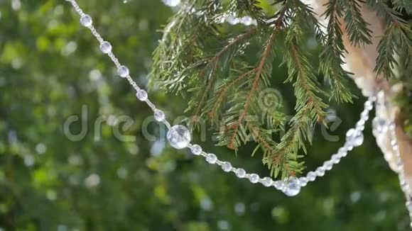 婚礼拱门背景上的树木婚礼装饰水晶珠闪烁在阳光下视频的预览图