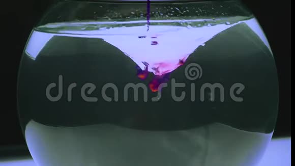 摘要背景紫墨水在水下或烟雾与阿尔法面具的运动效果和合成VFX视频的预览图