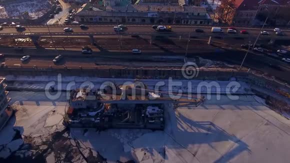 冬天从空中射击大量的汽车争相经营运输桥过河视频的预览图