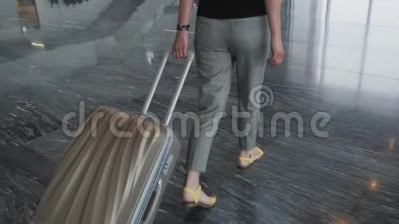 年轻漂亮的商务女性在机场边走边带着行李等待登记旅行视频的预览图