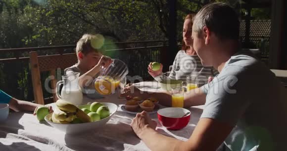 家人一起在户外吃早餐视频的预览图