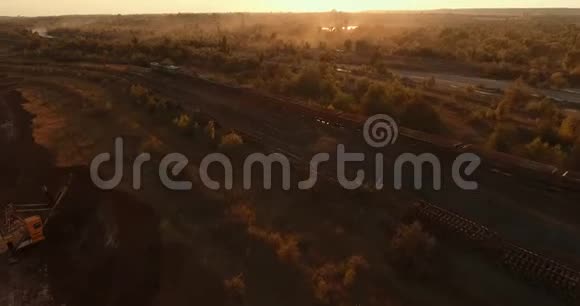 火车在日落时在采石场附近行驶视频的预览图