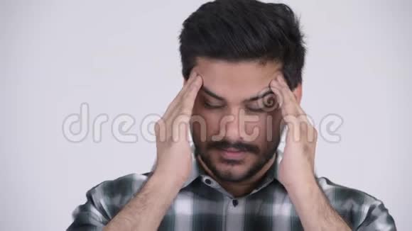 一个长着大胡子头痛的年轻印度男人视频的预览图