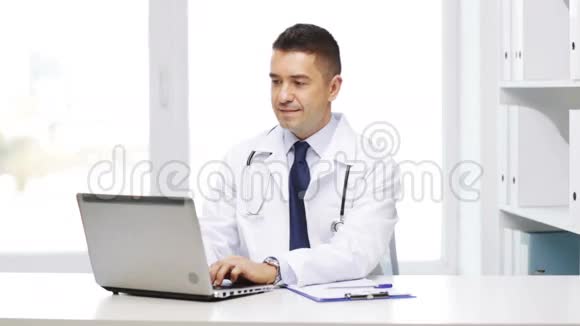 医院有笔记本电脑和剪贴板的快乐医生视频的预览图