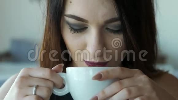 小美女在咖啡馆里喝咖啡视频的预览图