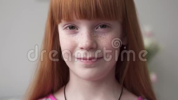 一个小红发女孩的特写视频的预览图