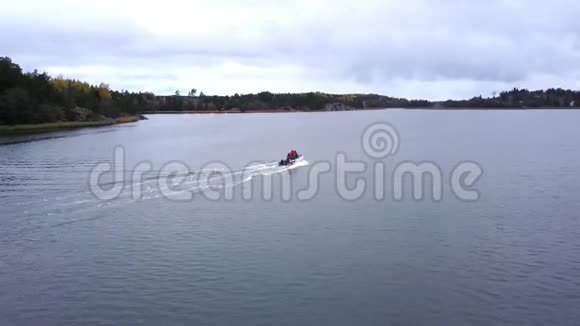 在奥兰群岛用pvc船驾驶风天的无人机视频带渔夫的pvc摩托艇视频的预览图