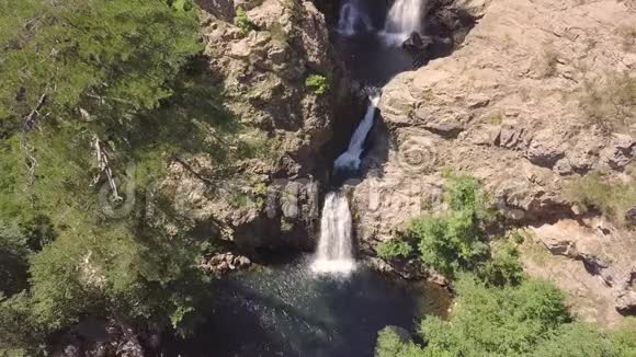 令人惊叹的电影4k空中多瀑布之间的岩石和植被视频的预览图