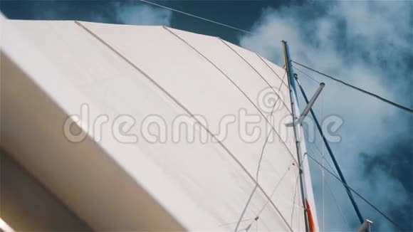 泛舟双体帆船在加勒比海航行蓝天洁净视频的预览图