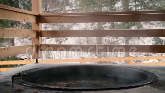 铸铁缸加矿泉水用冷水关掉水龙头视频的预览图