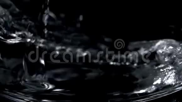玻璃中的新鲜矿泉水特写镜头视频的预览图