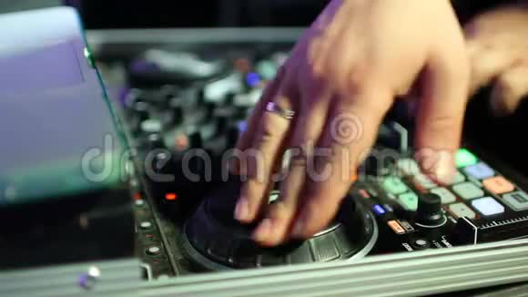 DJ手把音乐和CD播放机以及夜总会里的调音台混音视频的预览图