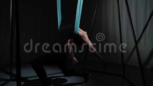 女教练展示空中瑜伽的优美动作视频的预览图