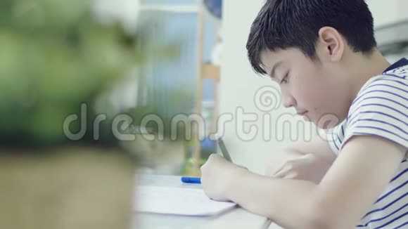 亚洲男孩用平板电脑找到答案视频的预览图