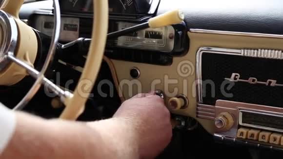 司机启动汽车发动机视频的预览图
