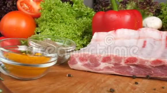 蔬菜生菜叶香料咖喱辣椒背景的木板上摆放着不同种类的肉视频的预览图