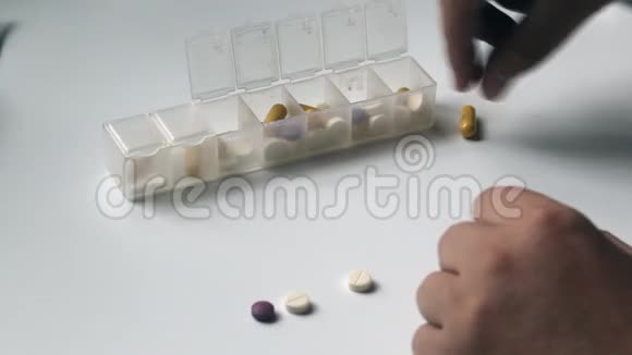 那个人把药片放进一个容器里视频的预览图