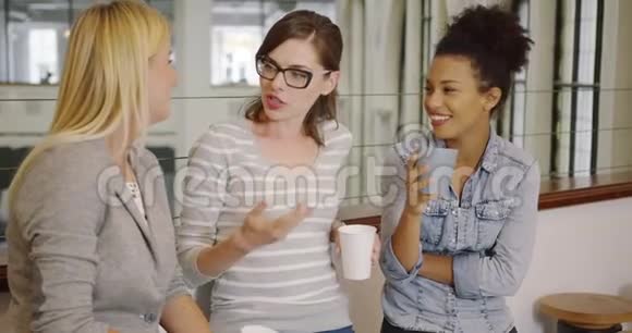 女人听她们的同事说话视频的预览图