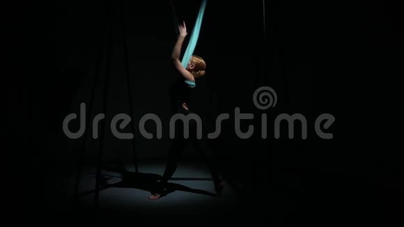 一个女孩在空中吊床上跳斯威夫特舞视频的预览图