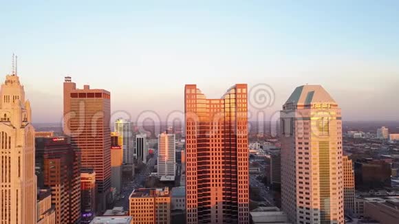 日落时分俄亥俄州哥伦布市繁华的金融中心区高现代摩天大楼的全景视频的预览图