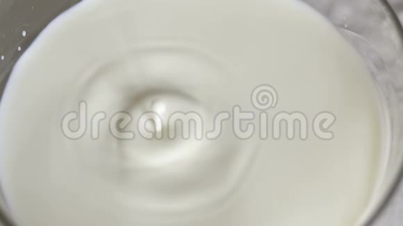 一滴牛奶慢慢地落在一碗牛奶里视频的预览图