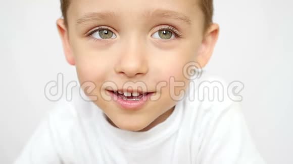 微笑男孩的肖像白色背景上儿童特写的脸视频的预览图