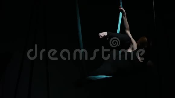 一个美丽的女孩在吊床上为航空瑜伽摇摆视频的预览图