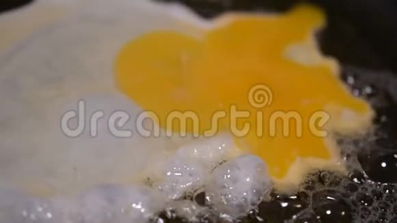 早餐或慢动作午餐新鲜煎蛋视频的预览图