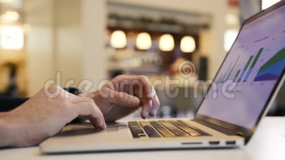 商务人士在办公室工作用手提电脑键盘打字视频的预览图