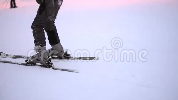滑雪者穿着特殊的西装在滑雪场滑雪视频的预览图