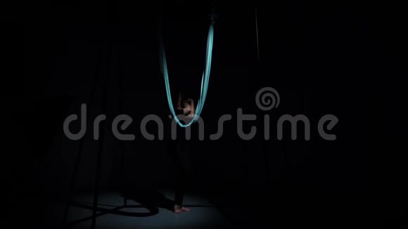 瘦女孩在黑暗中蜷缩在吊床下视频的预览图
