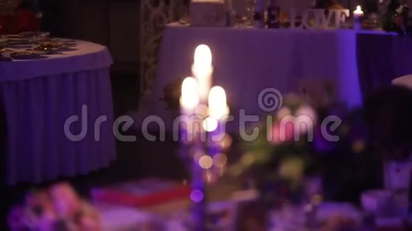 婚礼日蜡烛是餐厅里一种漂亮的装饰视频的预览图