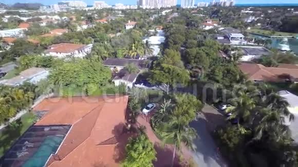 豪华游泳池夏季别墅迈阿密佛罗里达州郊区大道4k相机建筑全景视频的预览图