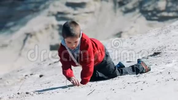 在海滩上寻找贝壳的孩子视频的预览图