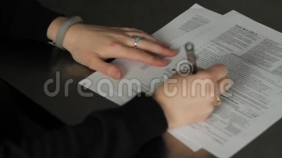 一个正在填税表的女人的照片视频的预览图