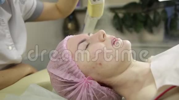 美容师客户有面部的蒸汽清洗程序水疗中心专业美容视频的预览图