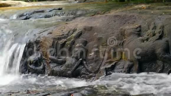 河流与雕刻与水流动视频的预览图