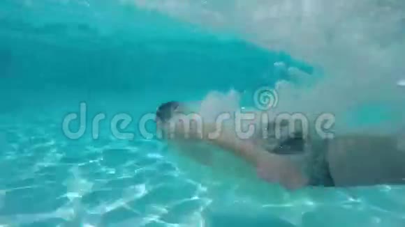 一个人潜入游泳池视频的预览图