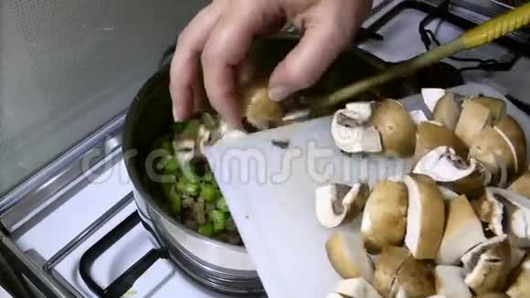 蘑菇到锅和炉子视频的预览图