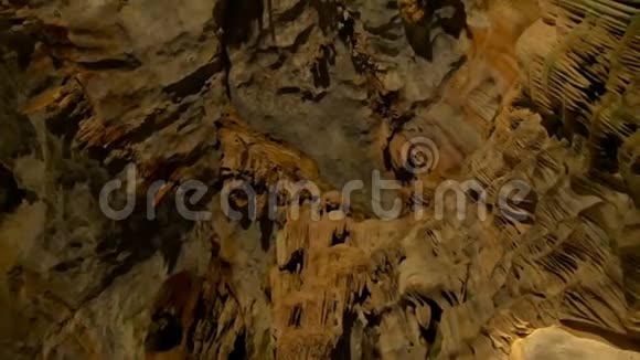 地下洞穴世界以其壮丽而惊人视频的预览图