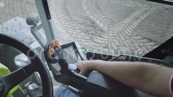 拖拉机司机的观点拖拉机驱动控制面板视频的预览图