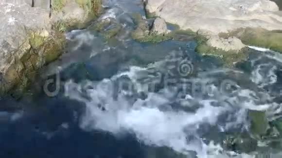 弗吉尼亚水坝上的岩石上流淌的水视频的预览图
