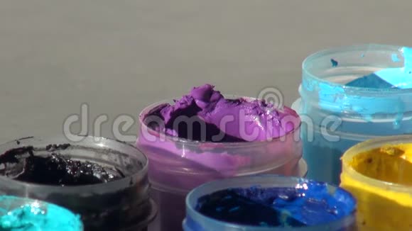 刷子浸在一罐紫紫丙烯酸沟漆中视频的预览图