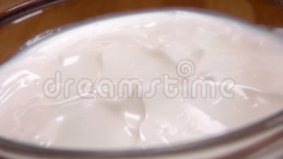 一个覆盆子倒在一碗酸奶里视频的预览图