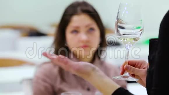 特写侍酒师在脱酒时赠送一杯白酒视频的预览图