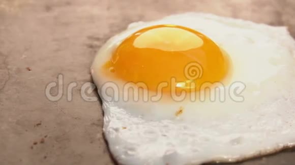 厨师从石架上拿起煎蛋视频的预览图