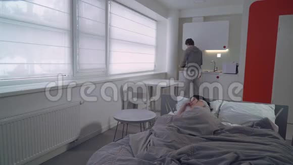 可爱的早晨在现代公寓视频的预览图