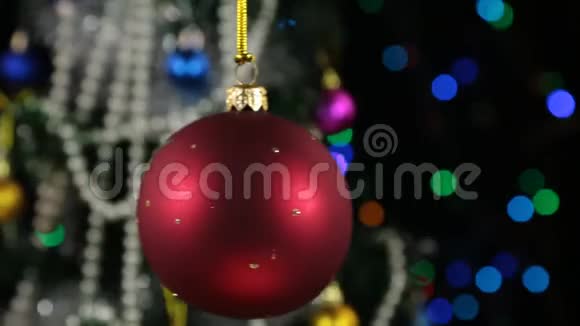 美丽的红色新年和圣诞装饰球沉重地摆动在绳子上视频的预览图